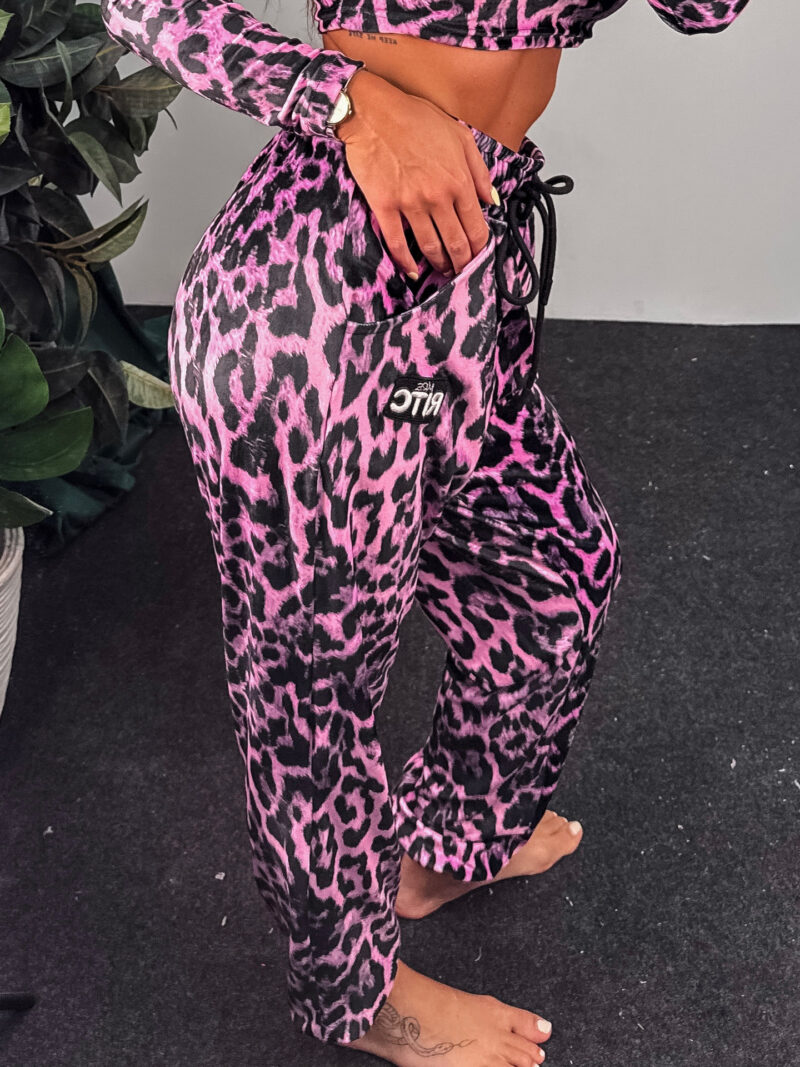 Βελουτέ Παντελόνι Raina Pink Leopard Print - Image 2