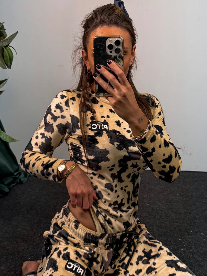 Μακρυμάνικο Βελουτέ Κορμάκι Lexie Beige Cow Print - Image 2