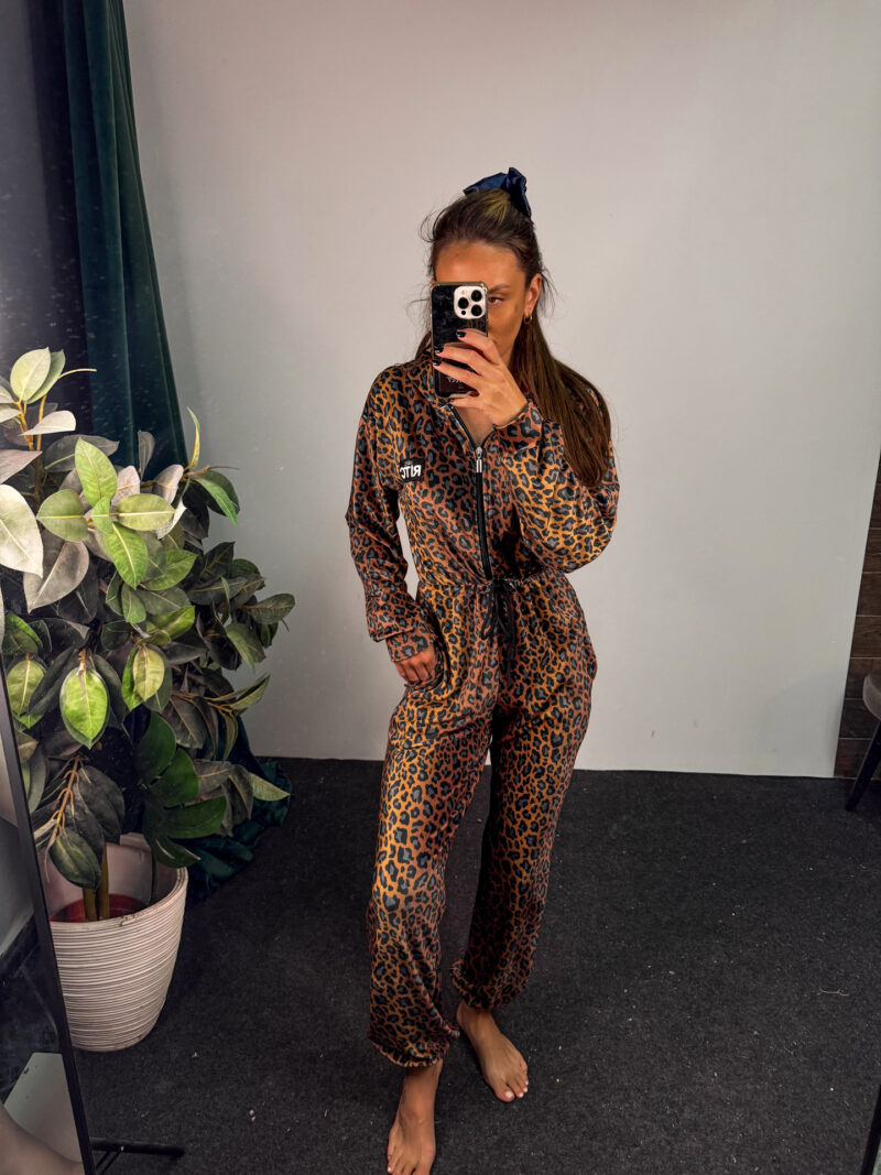 Ολόσωμη Βελουτέ Φόρμα Renata Golden Brown Leopard Print - Image 4