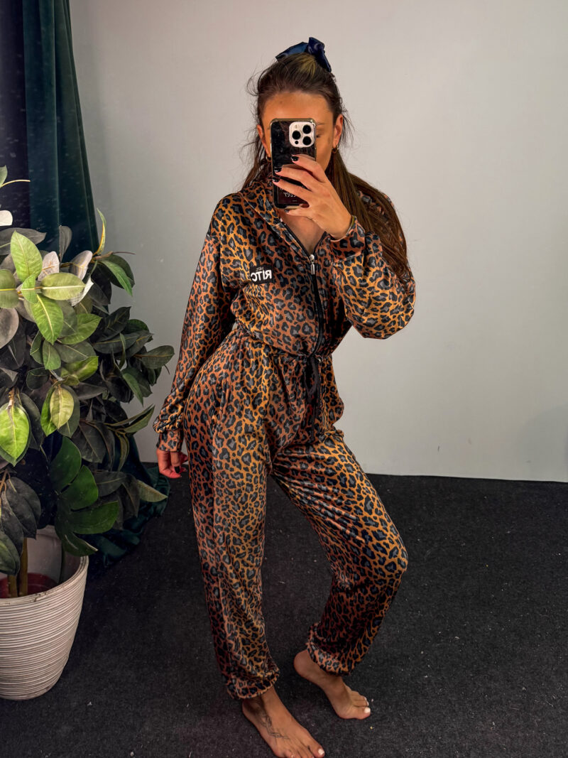 Ολόσωμη Βελουτέ Φόρμα Renata Golden Brown Leopard Print - Image 2