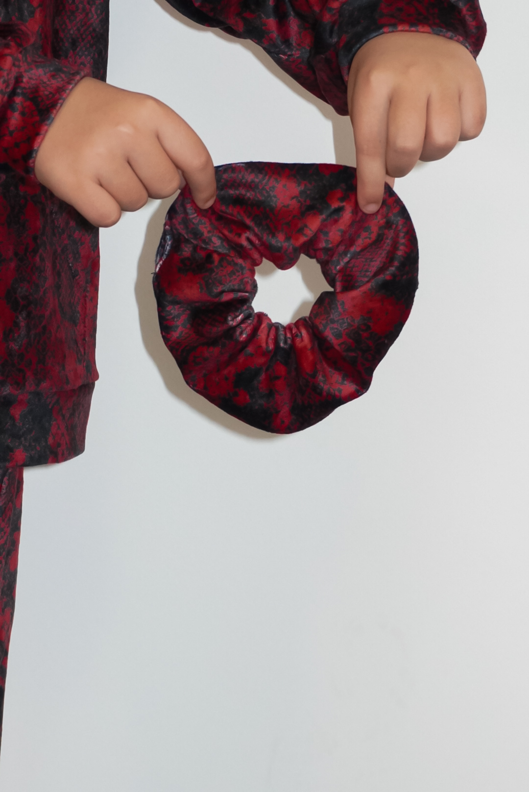 Παιδικό Βελουτέ Σετ Taylor Red Snake Skin Print - Image 3