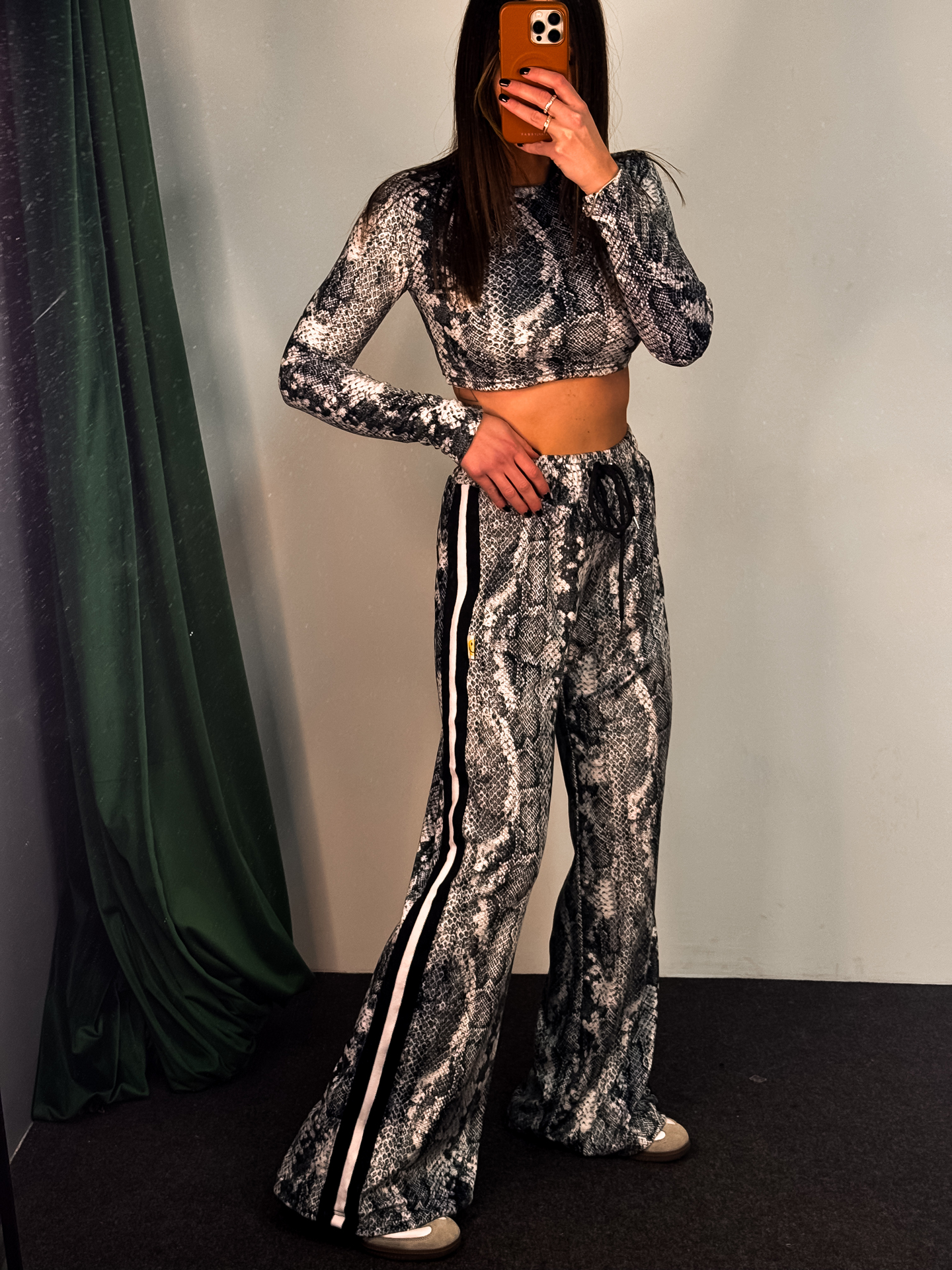 Fashion Limousine | Velvet Crop Set Sophia White Snake Skin Print - Image 2
