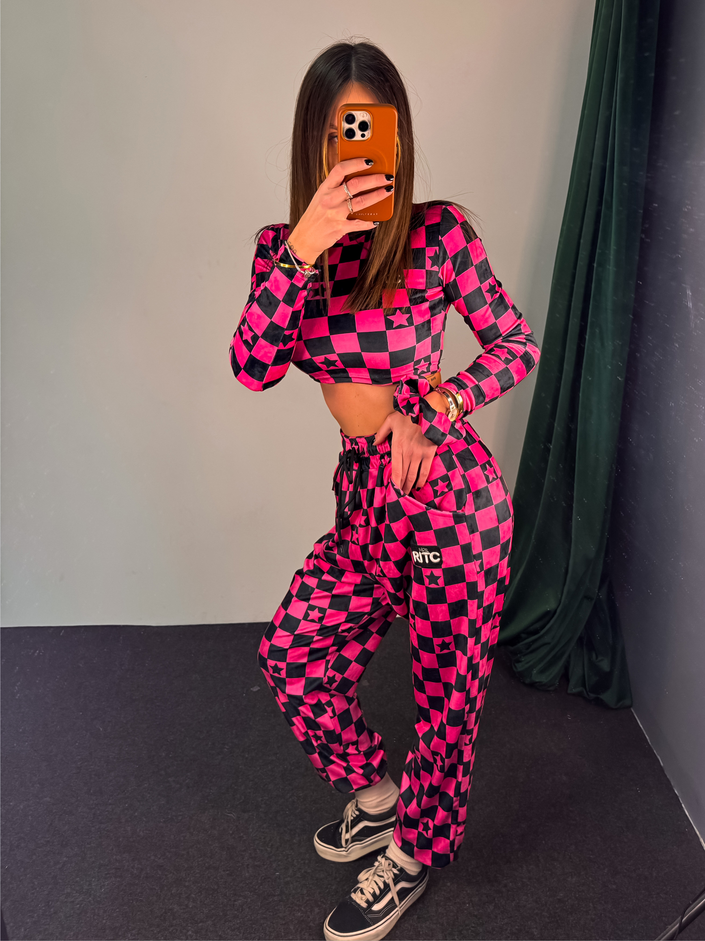 Βελουτέ Crop Longsleeve Set Nina Hot Pink and Black Checkerboard Star Print - Image 2