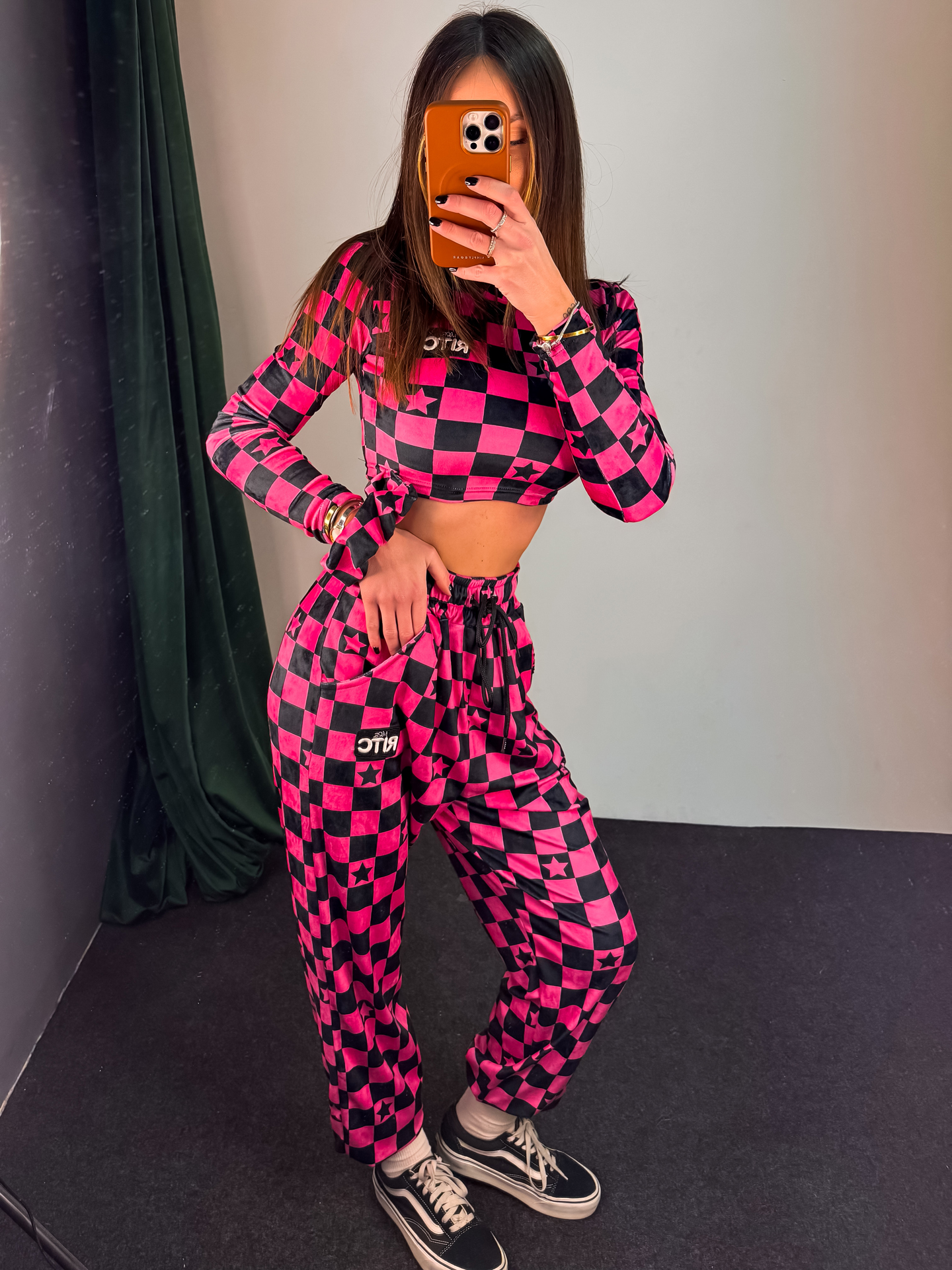 Βελουτέ Crop Longsleeve Set Nina Hot Pink and Black Checkerboard Star Print - Image 3