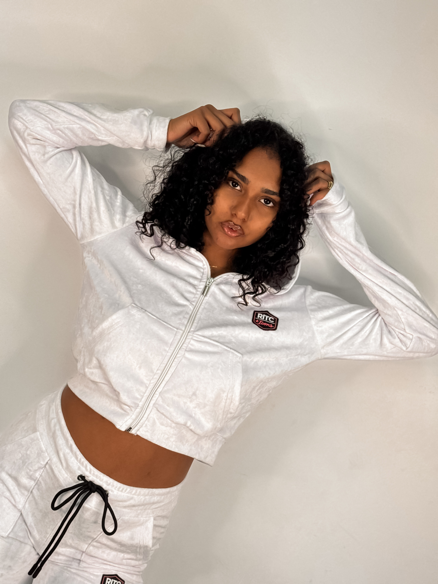 Βελουτέ Hoodie Vivian White - Image 5
