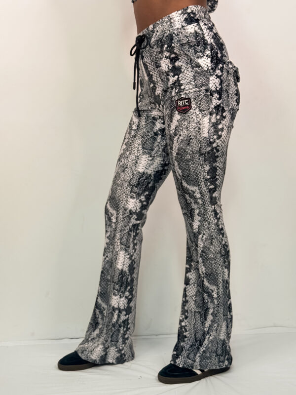 Βελουτέ Παντελόνι Vivian White Snake Skin Print