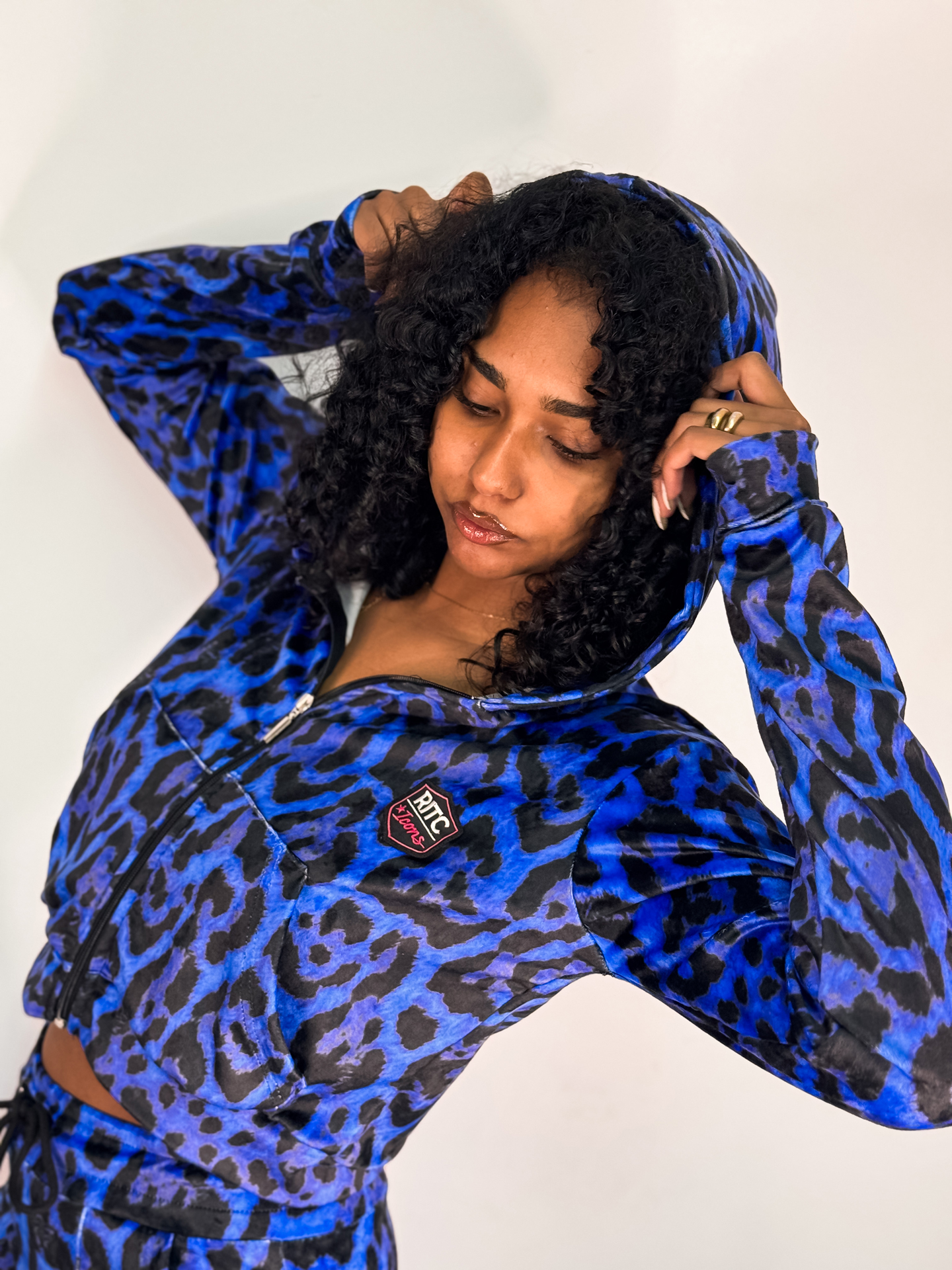 Velvet Hoodie Vivian Blue Leopard Print - Image 2