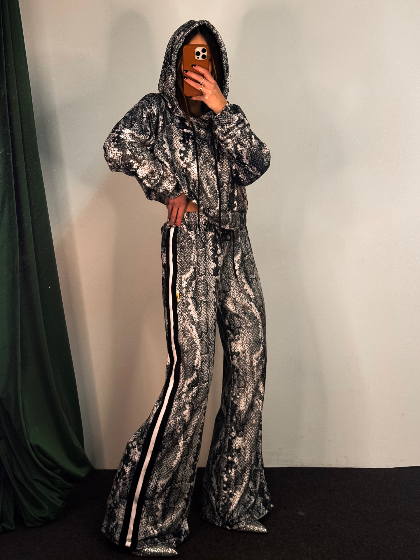 Fashion Limousine | Velvet Hoodie Set Amelia White Snake Skin Print