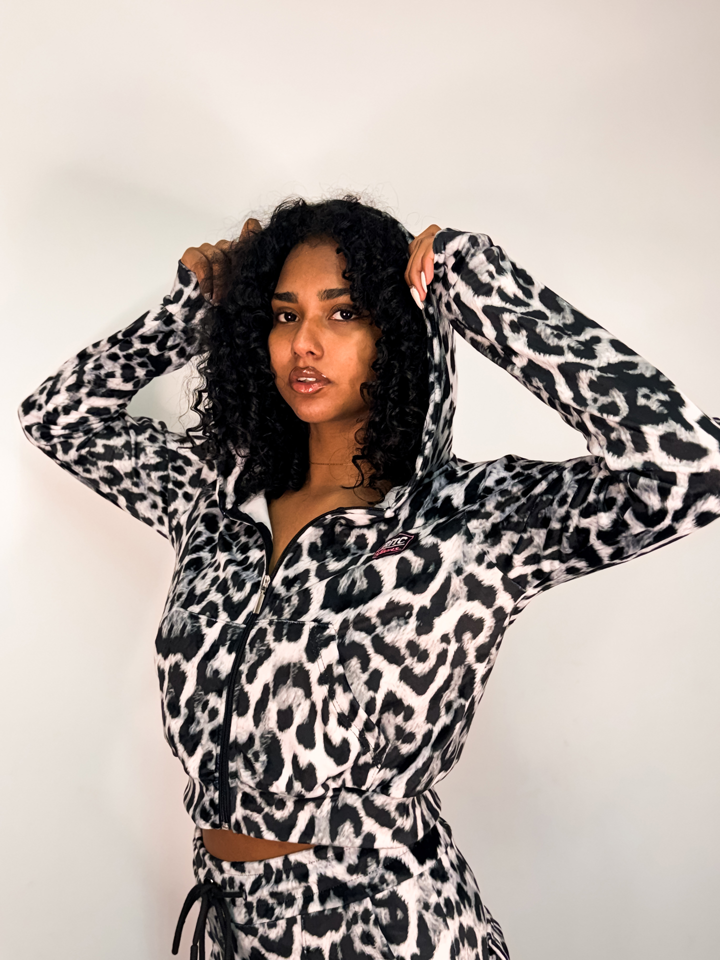 Velvet Hoodie Vivian White Leopard Print - Image 4