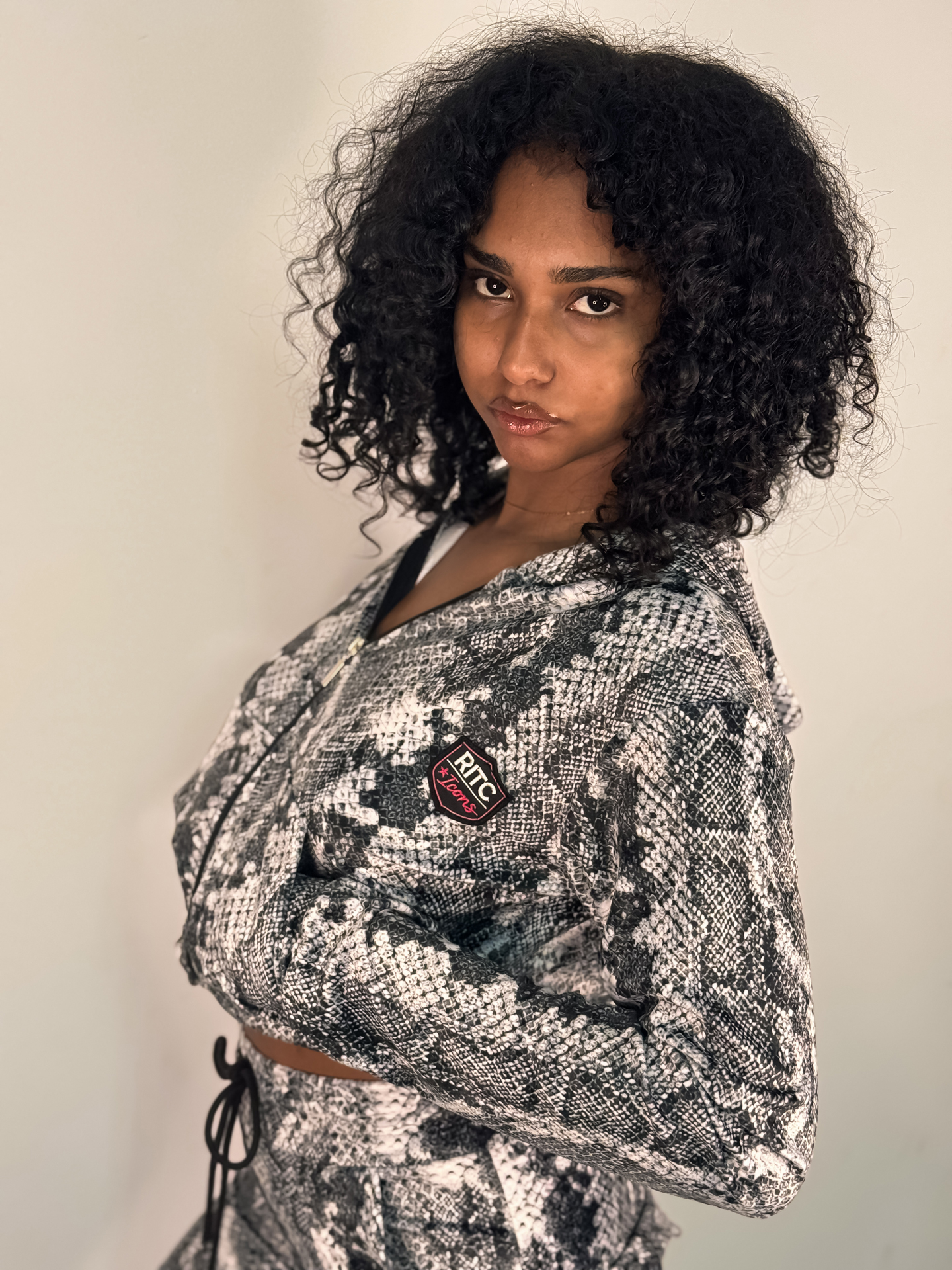 Βελουτέ Hoodie Vivian White Snake Skin Print - Image 2