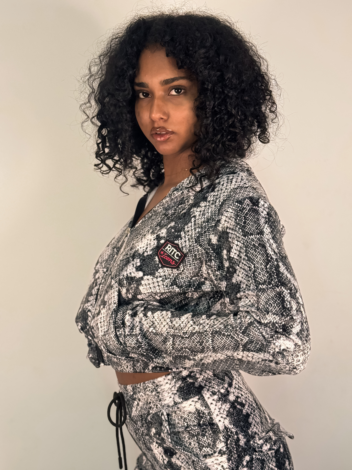 Βελουτέ Hoodie Vivian White Snake Skin Print - Image 3