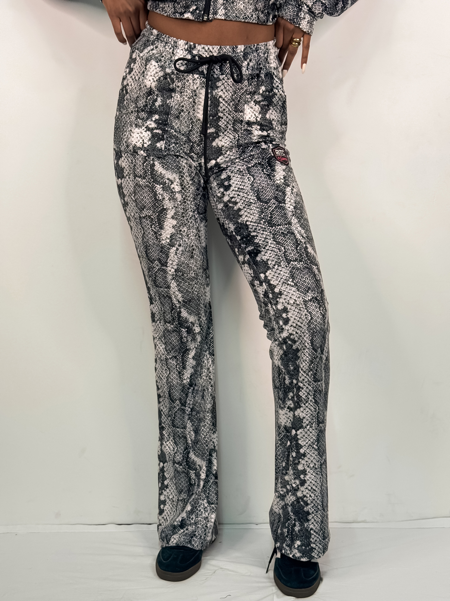 Βελουτέ Παντελόνι Vivian White Snake Skin Print - Image 3