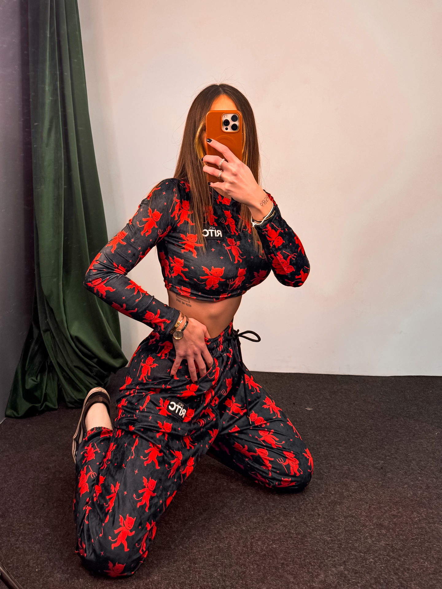 Βελουτέ Crop Longsleeve Set Nina Black - Red Devil Print - Image 2