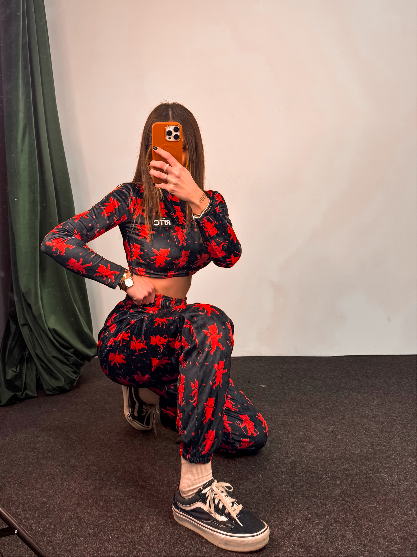 Βελουτέ Crop Longsleeve Set Nina Black - Red Devil Print - Image 3