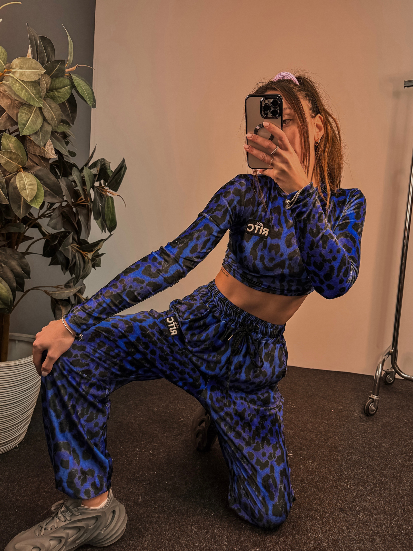 Velvet Set Nina Blue Leopard Print - Image 4