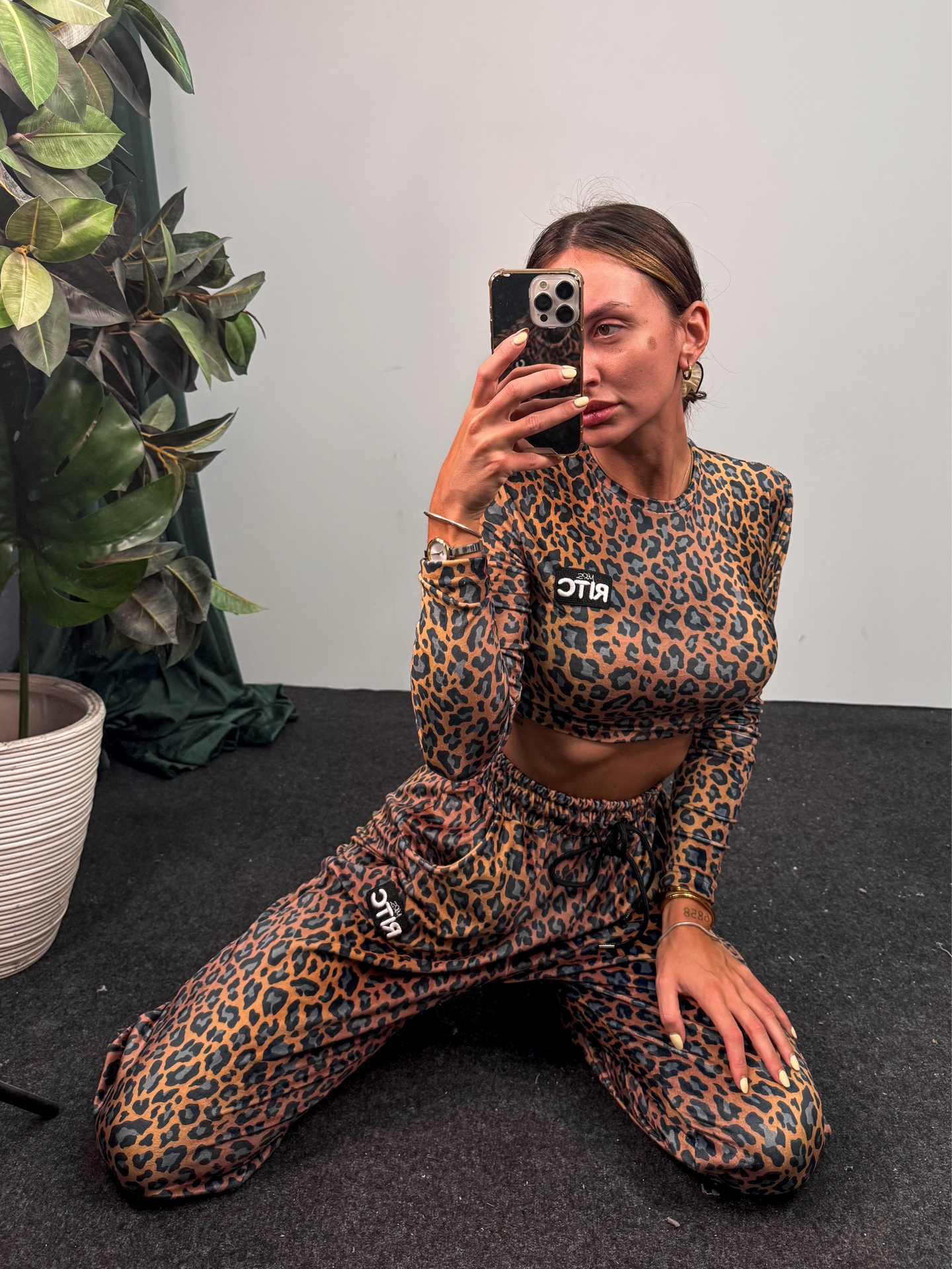 Velvet Set Nina Golden Brown Leopard Print - Image 3