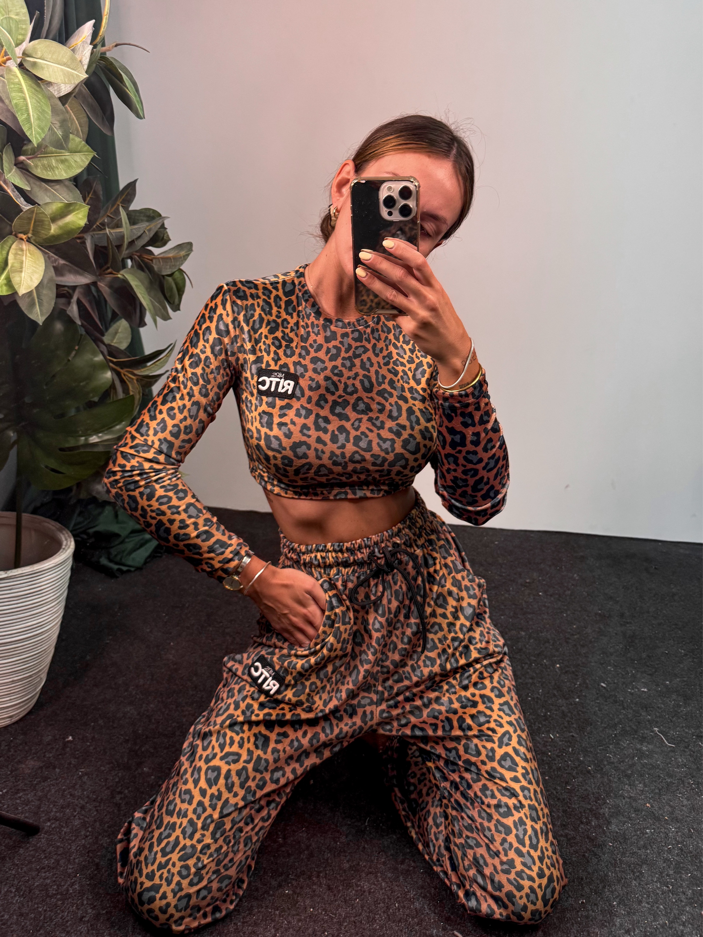 Velvet Set Nina Golden Brown Leopard Print - Image 4