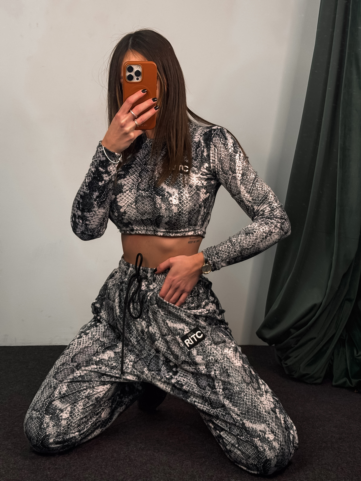 Βελουτέ Crop Longsleeve Set Nina White Snake Skin Print - Image 3