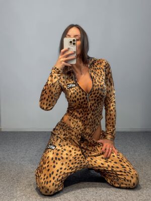 Βελουτέ Bodysuit Set Cheetah Print – μετωπική καθιστή λήψη