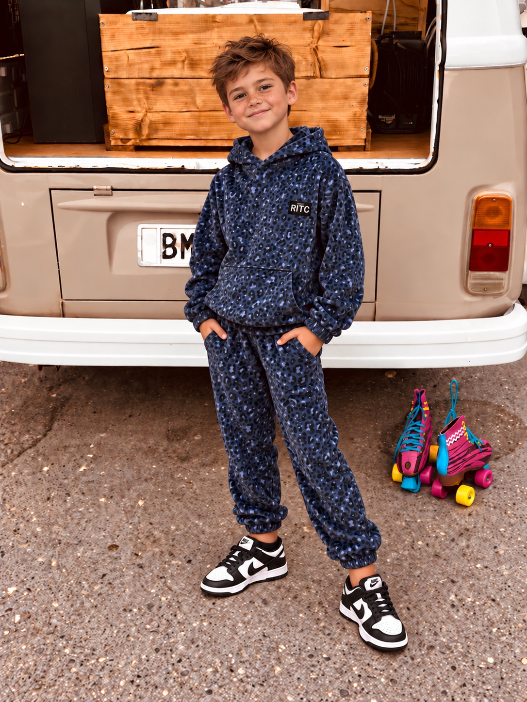 Παιδικό Βελουτέ Σετ Trinity Midnight Leopard Print φορεμένο από αγόρι με Nike Dunk Low